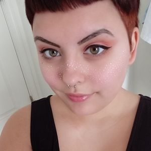 Meet your Posher, Flora